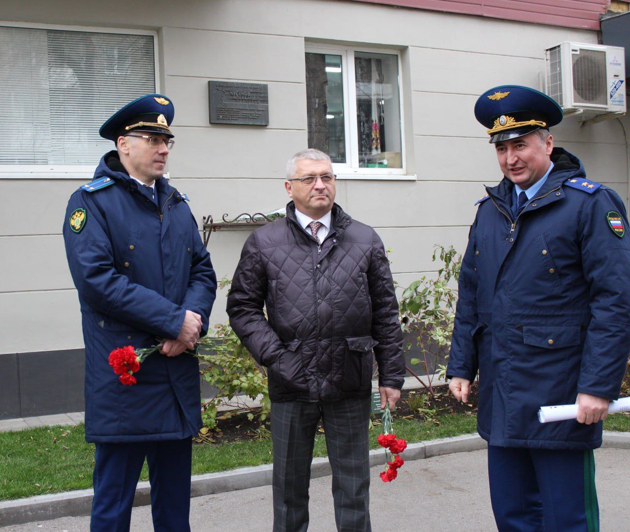 Прокурор Саратовской области Сергей Филипенко принял участие в торжественной церемонии возложения цветов к мемориальной доске Александра Павловича Чугунова, которая состоялась в рамках празднования 100-летия со дня его рождения.