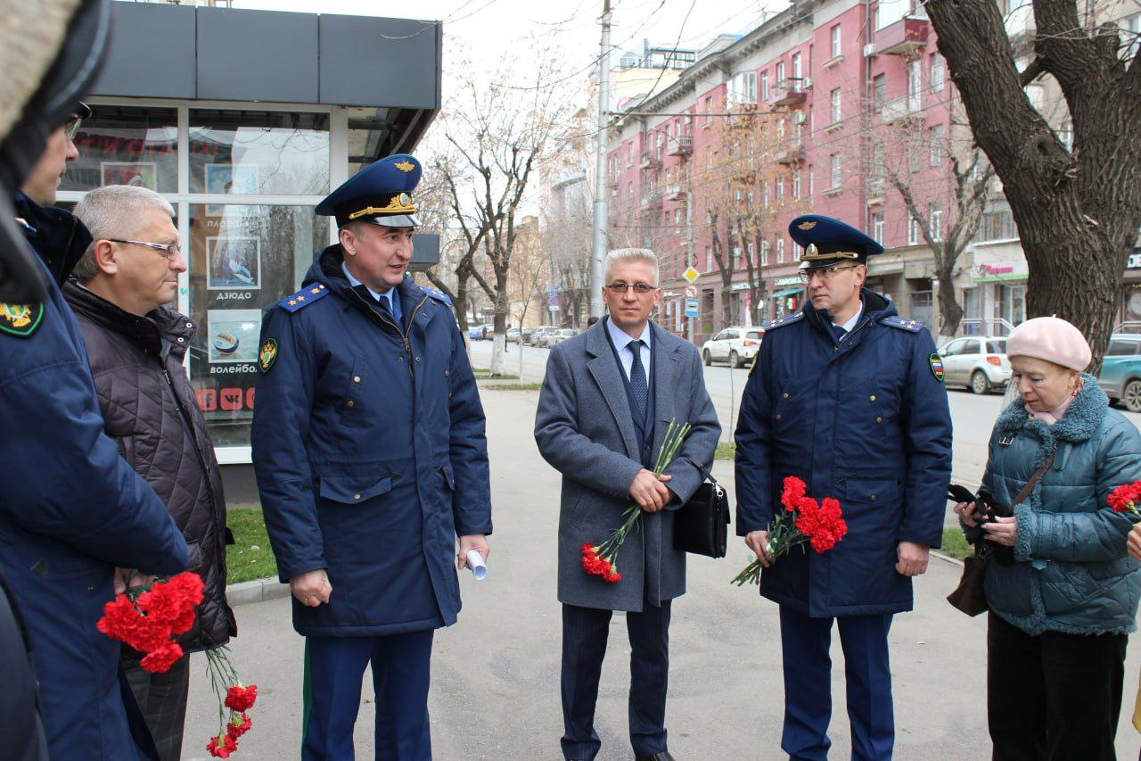 Прокурор Саратовской области Сергей Филипенко принял участие в торжественной церемонии возложения цветов к мемориальной доске Александра Павловича Чугунова, которая состоялась в рамках празднования 100-летия со дня его рождения.