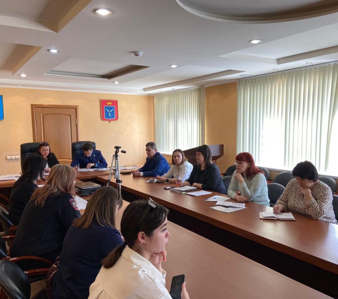 Прокуратура Гагаринского административного района Саратова совместно с ветераном органов прокуратуры Черновым Виктором Владимировичем приняли участие в заседании комиссии по делам несовершеннолетних и защите их прав при департаменте района