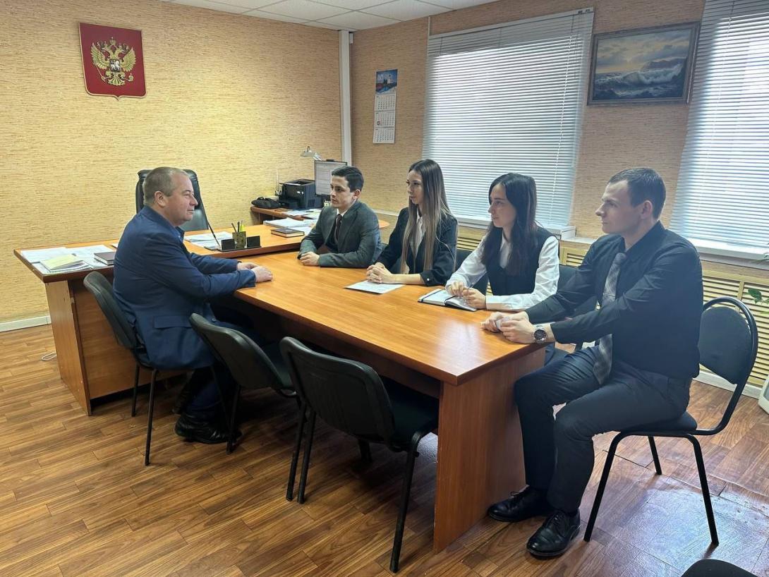 В Вольской межрайонной прокуратуре состоялась встреча ветерана надзорного ведомства с молодыми работниками