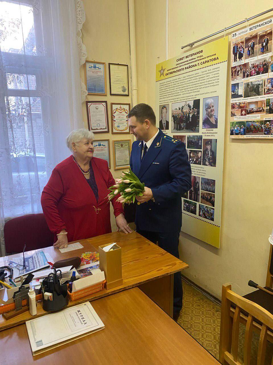 Коллектив прокуратуры Октябрьского района Саратова поздравил с наступающим Международным женским днём - 8 Марта председателя совета ветеранов войны, труда, вооруженных сил и правоохранительных органов Октябрьского района Саратова Нинель Владимировну Глушкову.