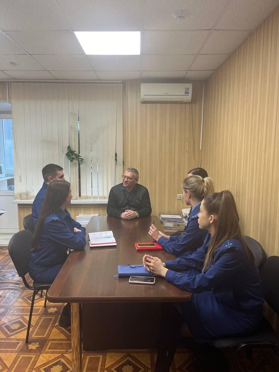 В прокуратуре Кировского района Саратова состоялась встреча ветерана органов прокуратуры с молодыми работникам прокуратуры.