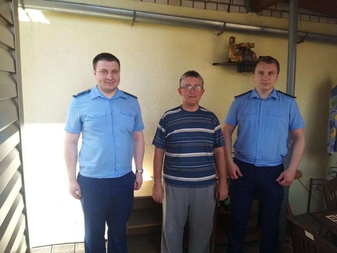 Прокурор Турковского района совместно с молодым специалистом встретились с ветераном прокуратуры