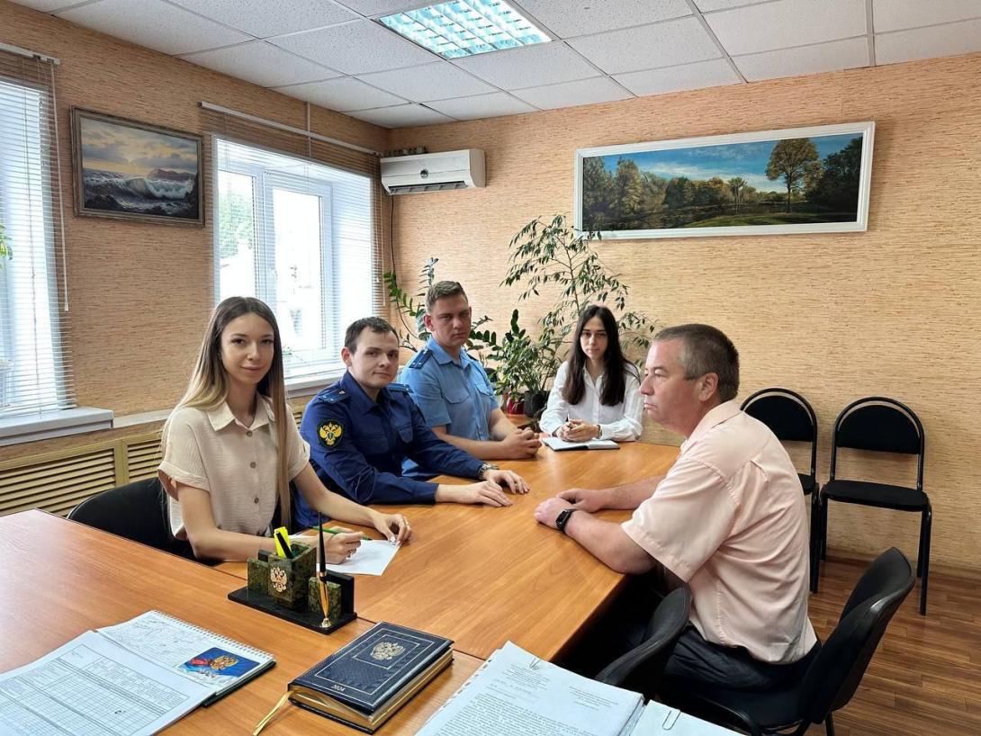 В Вольской межрайонной прокуратуре состоялась встреча ветерана надзорного ведомства Чернышова Андрея Павловича с молодыми работниками